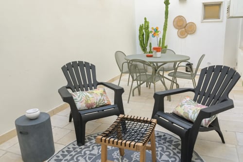 Casa Ricasoli Bespoke Guest House Monopoli Puglia, 80m2 2 camere da letto cucina bagno doccia spazio esterno situato a 50 metri dalla piazza principale Piazza Vittorio Emanuelle che vi porta al centro storico di Monopoli.