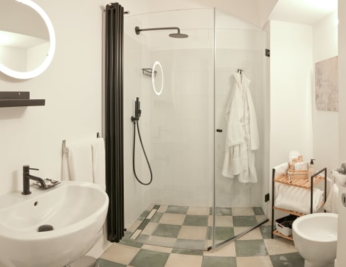 Casa Ricasoli Bespoke Guest House Monopoli Puglia, 80m2 2 camere da letto cucina bagno doccia spazio esterno situato a 50 metri dalla piazza principale Piazza Vittorio Emanuelle che vi porta al centro storico di Monopoli.