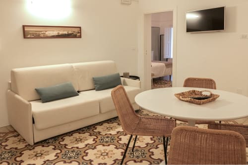 Casa Ricasoli Bespoke Guest House Monopoli Puglia, 80m2 2 camere da letto cucina bagno doccia spazio esterno situato a 50 metri dalla piazza principale Piazza Vittorio Emanuelle che vi porta al centro storico di Monopoli.