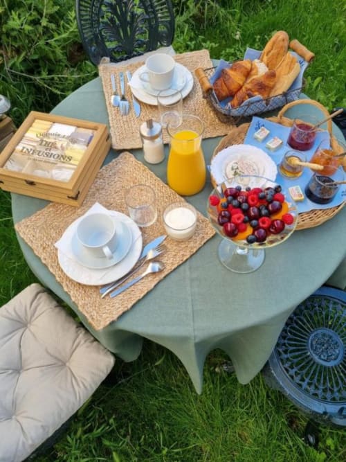 Petit déjeuner complet dans le jardin en été proche du Mont Ventoux
