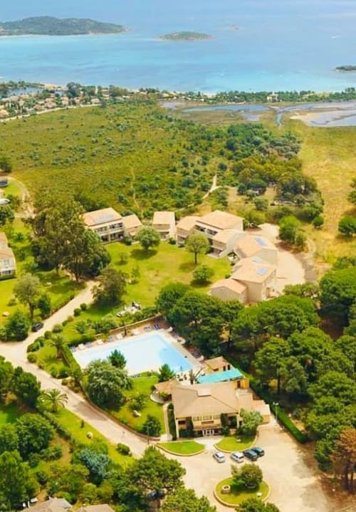 Appartement dans mini villa au sein de la résidence FIORI DI CALA ROSSA a LECCI, location de vacances avec terrasse,piscine et jardin, a proximité des plages de Porto Vecchio, Cala Rossa et ST Cyprien en Corse du sud. Sur la commune de Saint-Cyprien, cette grande plage de sable blanc aux eaux peu profondes, surplombée par une tour génoise, permet de nombreuses activités : restaurants, location de bateau, voile, pédalo, kayak, paddle, planche à voile, jet ski, ski nautique, wake board, plongée…