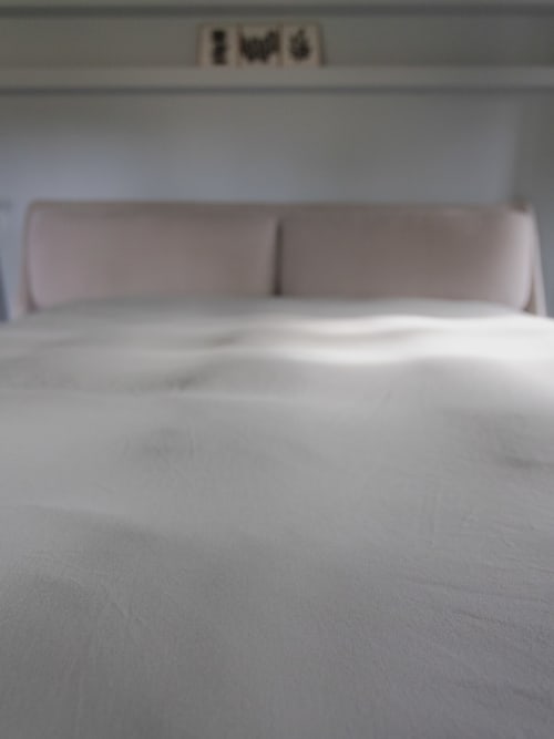 Chambre Colette avec lit aux draps blancs et tête de lit capitonnée à La Guirtelle B&B à Lainsecq, France
