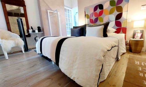 Aux portes de Saintes en Charente-Maritime, La Loge du Grand Cèdre propose une chambre d'hôtes de charme spacieuse et lumineuse dotée d'un lit Queen size. Draps en lin fournis.