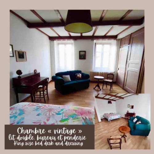 Chambre vintage et séjour du gîte du château à Schirmeck avec canapé turquoise, poutres apparentes et vue sur le jardin