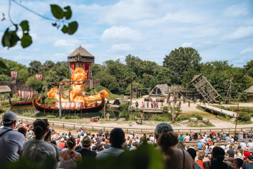 Spectacle de cascades avec navire viking au parc d'attractions près de La Maison D'olivier, Mesnard la Barotière