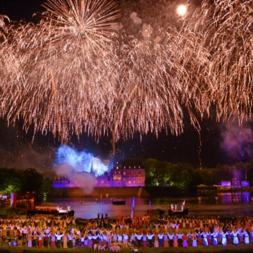 Spectaculaire feu d'artifice au-dessus du domaine lacustre de La Maison D'olivier à Mesnard La Barotière, France