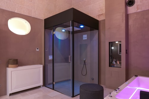 Dimora Palestro Bespoke Guest House Monopoli Apulia,  luxury 90m2 1 king size bedroom kitchen bathroom shower spa whirlpool bathroom turkish steam shower, old town monopoli close to the beach  located at 50 meters from the main square Piazza Vittorio Emanuelle that leads you to the old town
