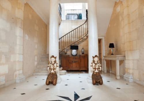 Entrée du Château Erigoye, avec vue sur l'escalier 