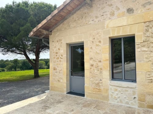 Vue extérieure de la chambre piscine du Château Erigoye 