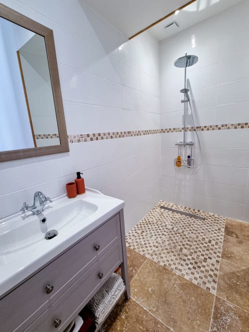Lavabo et douche de la chambre piscine du Château Erigoye, Bordeaux 