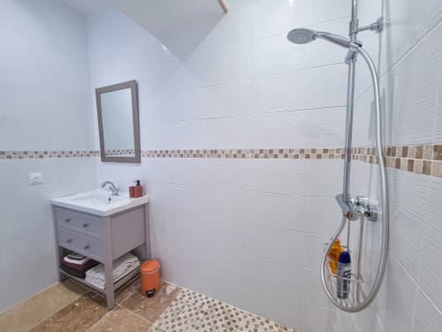 Double accessible aux PMR, situé dans la chambre piscine du Château Erigoye 