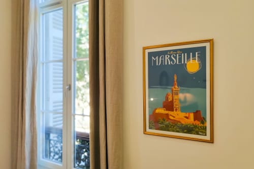 Poster vintage di Marsiglia incorniciato su parete color crema nella suite di Boutique Hôtel Provencia con vista sulla città e finestra