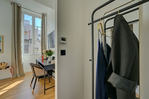 Camera superiore con scrivania, finestra con vista sui palazzi di Marsiglia e attaccapanni in metallo nero al Boutique Hôtel Provencia
