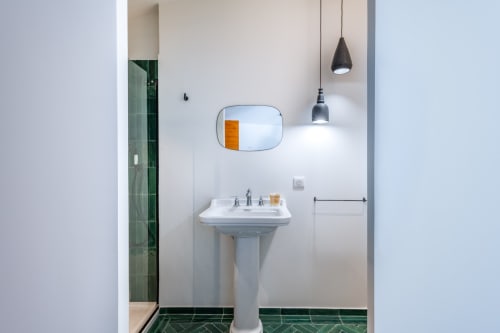 repos et bien être garanti avec cette salle de bain somptueuse 