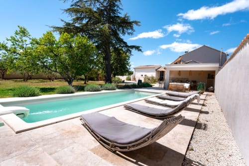 la piscine est un grand bassin à l'eau cristalline, une grande terrasse enveloppe la piscine et ses bains de soleil pour une détente absolue