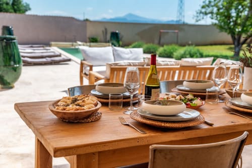 la table d'hôte est servi le soir près de la piscine avec des plats provençaux cuisiné maison  et aux  saveurs exceptionnelles