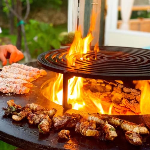 Cucina a fuoco di legna con carni grigliate e spiedini presso la Masseria Vittoria B&B ad Acaya, Puglia