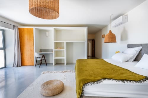 la suite a un lit King size, 2 lits avec dressing ,air conditionné, sèche cheveux, wifi une grande douche