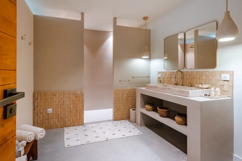 attenante à la suite cette majestueuse salle de bain a une double douche , des matériaux bejmat et béton ciré