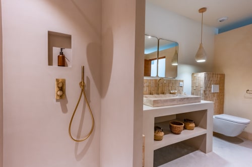 double douche majestueuse , superbement décorée, des luminaires sublimes et un calme absolu 