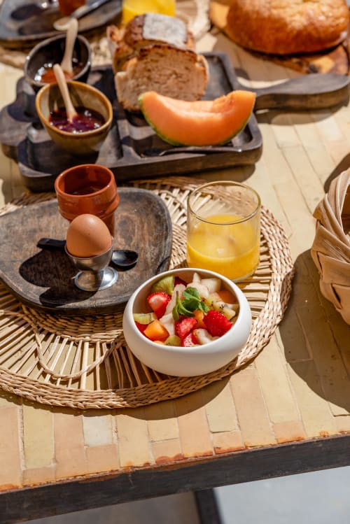 petit déjeuner inclus composé de fruits frais de produits frais et de la ferme de saison , biologiques, assiette salée proposée