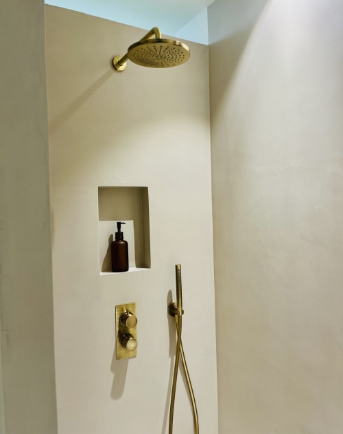 les accessoires de la douche sont une gamme luxueuse, de très bonne qualité avec ses produits de soin et serviette de bain proposés
