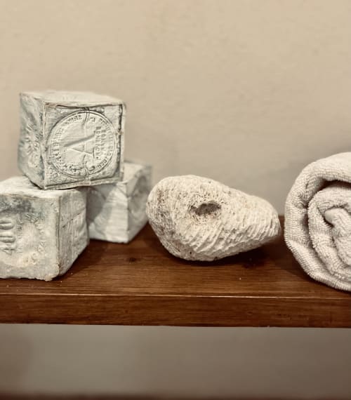le savon de Marseille, le bois, le coton ces détails vous seront proposées pour les 2 chambres