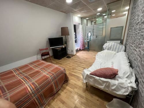 Habitación espaciosa en los apartamentos Tessa en Matadepera con dos camas, TV, suelos de madera y comodidades modernas