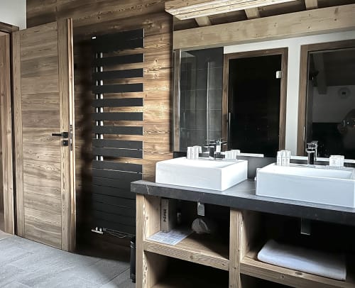Salle d'eau à l'étage avec meuble 2 vasques, produits d'hygiène fournis
