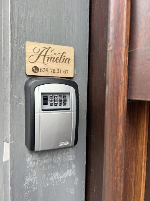 Caja de llaves en la izquierda de la puerta , poner código el código que te debe haber llegado en correo confirmación