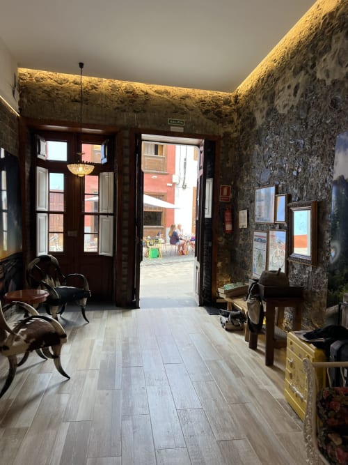 Entrada a nivel de calle. Ventanas y ventilación a exterior. Zona casco histórico peatonal