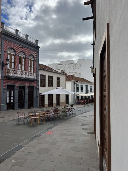 Casa Vista desde la calle, es la puerta de la izquierda en planta baja