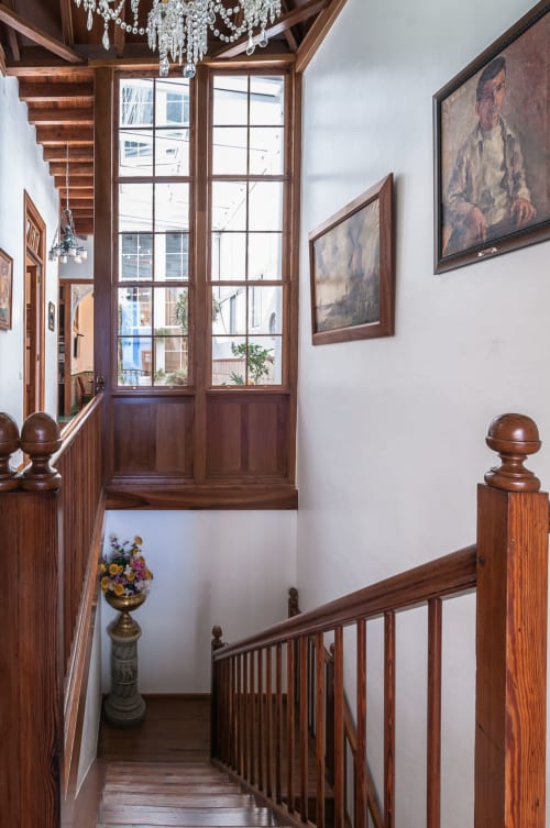 Escalera de entrada de la casa, toda en madera