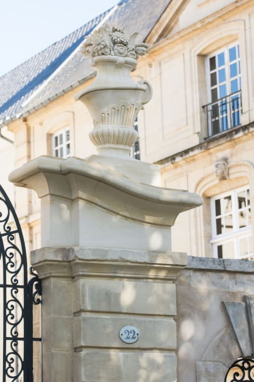 Urne en pierre ornementale sur piédestal à l'entrée de la Villa République Normandie, Caen, France