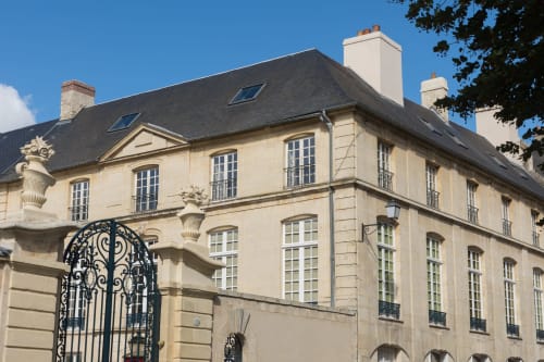 Villa République Normandie, élégante demeure beige de Caen aux détails ornés et portail en fer forgé