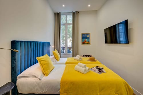 Camera Doppia Superiore del Boutique Hôtel Provencia, Marsiglia con testata blu, accenti gialli, TV e vista sulla città