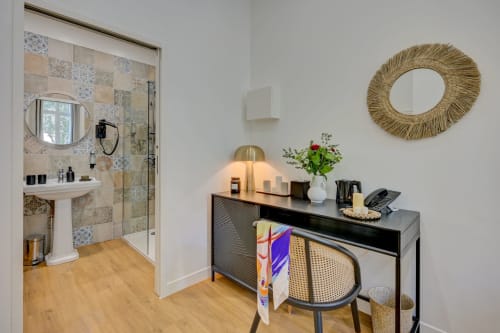 Camera Twin Superiore del Boutique Hôtel Provencia di Marsiglia con scrivania, bagno e comfort moderni