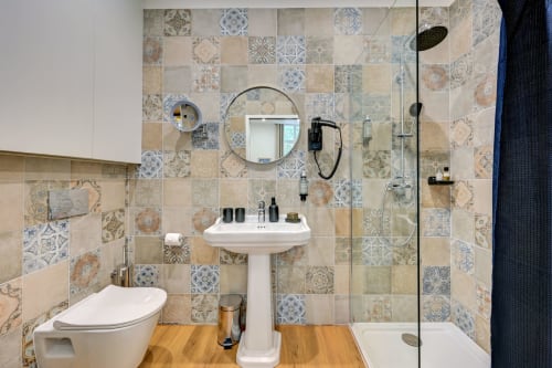 Bagno moderno al Boutique Hôtel Provencia di Marsiglia con piastrelle a motivi, lavabo su colonna e cabina doccia in vetro
