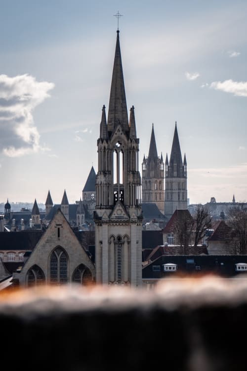 Flèches d'église gothique à Caen, France près de la chambre d'hôtes Villa République Normandie