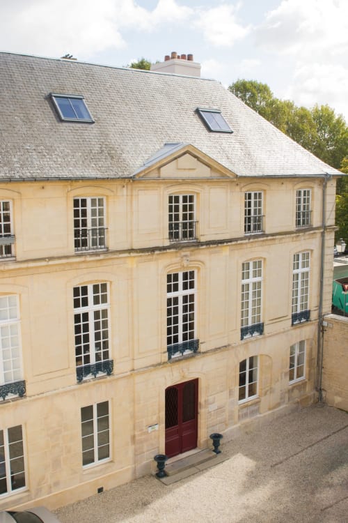 Façade de la Villa République Normandie à Caen, France - élégant bâtiment en pierre avec toit mansardé et fenêtres symétriques