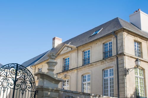 Villa République Normandie, élégant hôtel particulier du XVIIIe siècle en pierre à Caen avec volets bleus et toit mansardé, portail en fer forgé