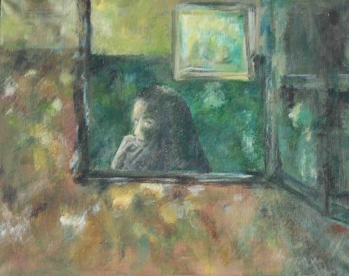 Femme regardant par la fenêtre à Villa République Normandie, un charmant gîte à Caen, France aux volets verts patinés