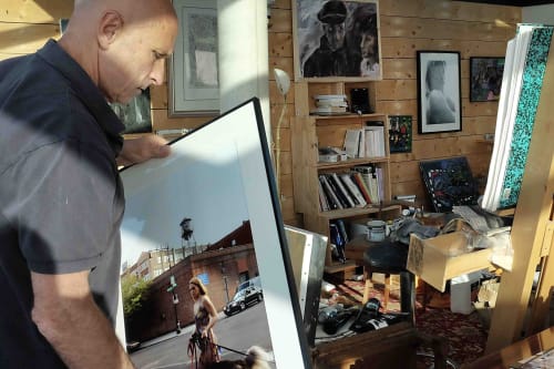 Artiste examinant une photographie encadrée dans l'atelier en bois de la Villa République Normandie, Caen