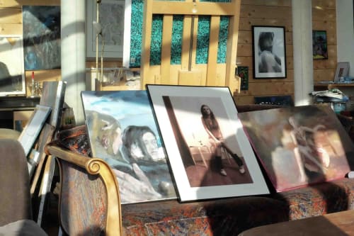 Portraits encadrés et œuvres d'art exposés dans la chambre d'hôtes de la Villa République Normandie, Caen