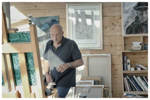 Artiste dans son atelier à la Villa République Normandie B&B à Caen, entouré d'œuvres d'art et de matériel créatif