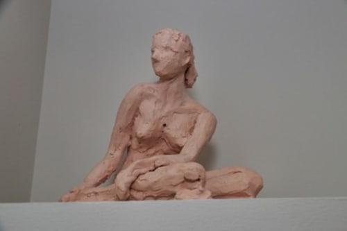 Sculpture en terre cuite d'une femme assise à la Villa République Normandie, Caen