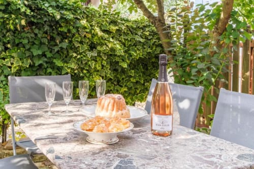 Terrasse du gîte Chez Jade à Eguisheim avec vue sur les ruelles fleuries alsaciennes
