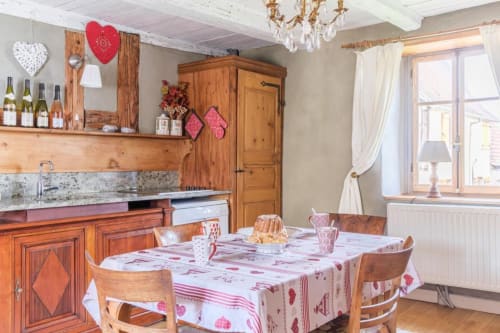 Séjour spacieux avec poutres apparentes du gîte Chez Ambre