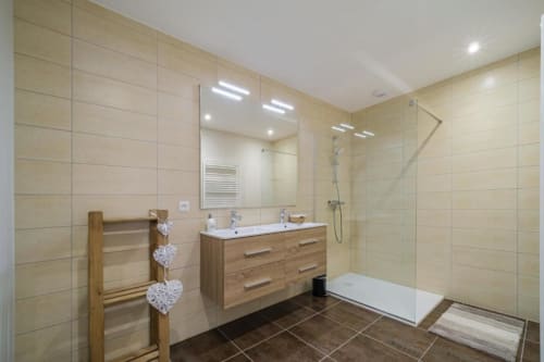 Salle de bain du gîte Le Caveau de Sigo à Kaysersberg Vignoble, décor alsacien authentique