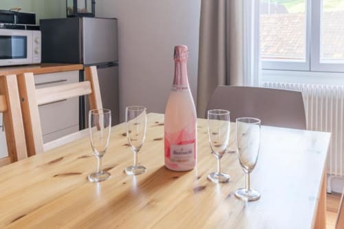 Cuisine avec vue imprenable sur les vignes du gîte Le Coteau de Sigo à Kaysersberg Vignoble, décor alsacien authentique